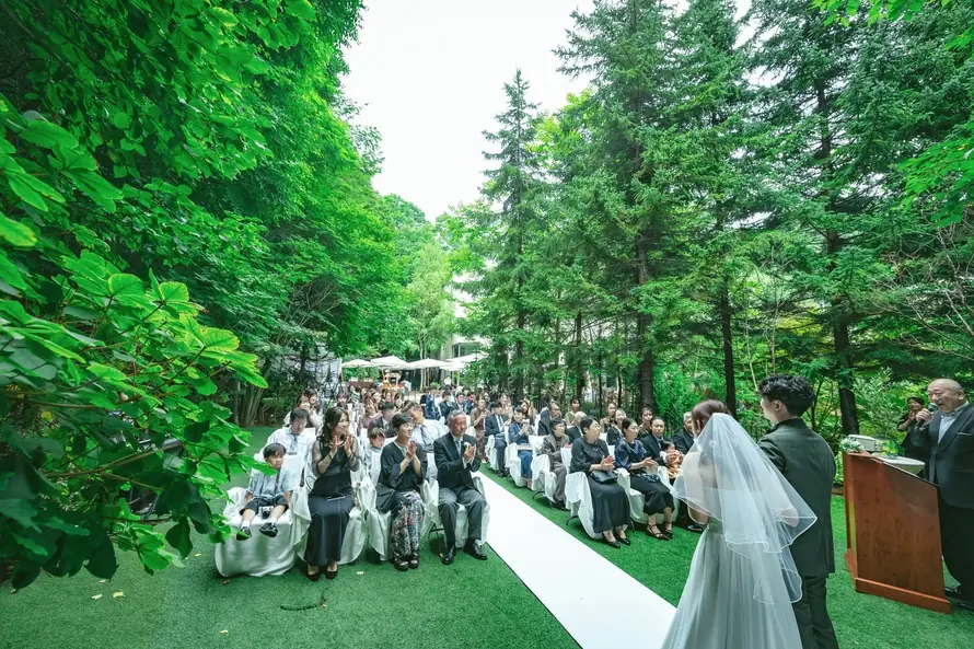 バージンロードを歩く新婦