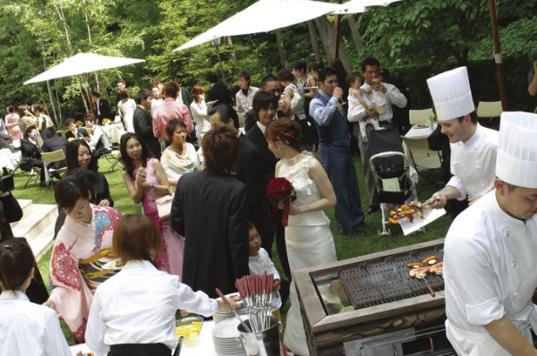 夏の賑やかな屋外披露宴