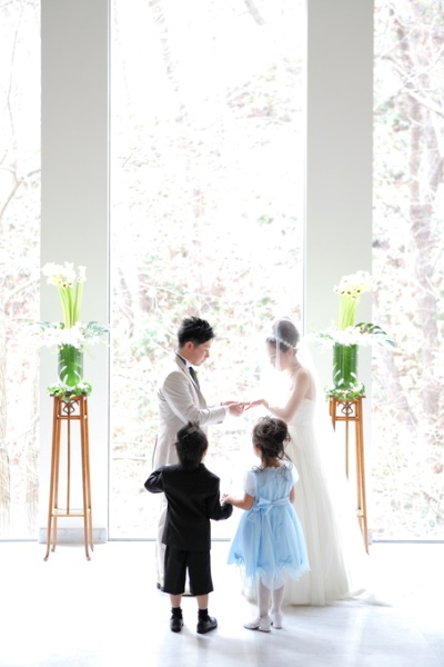 我が子の前で愛を誓う新郎新婦
