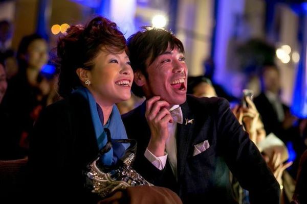 ウエディングパーティーを楽しむ新郎新婦