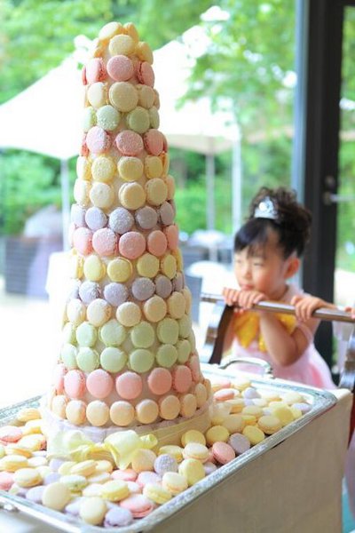 山と積まれたケーキ