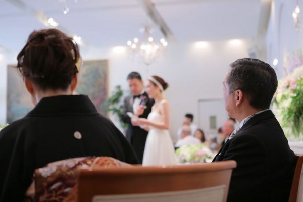 結婚式に参列している両親