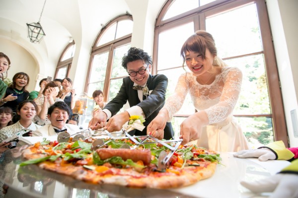 ピザ入刀｜結婚式のファーストバイト