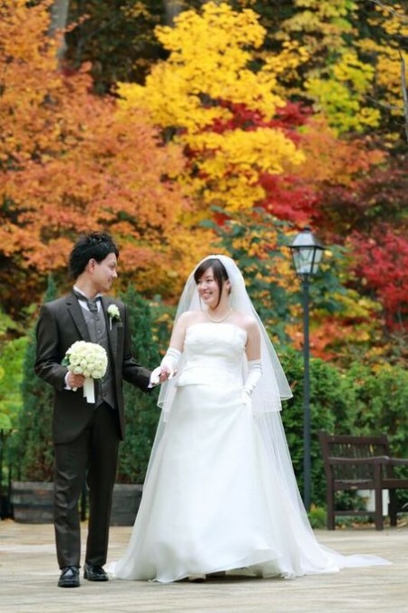 紅葉の中の新郎新婦様｜ジャルダンドゥボヌール