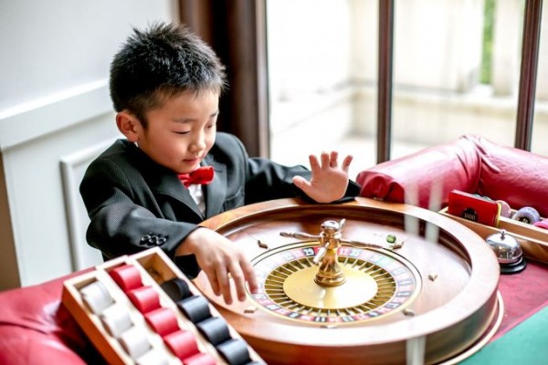 ルーレットで遊ぶ少年｜ジャルダンドゥボヌール