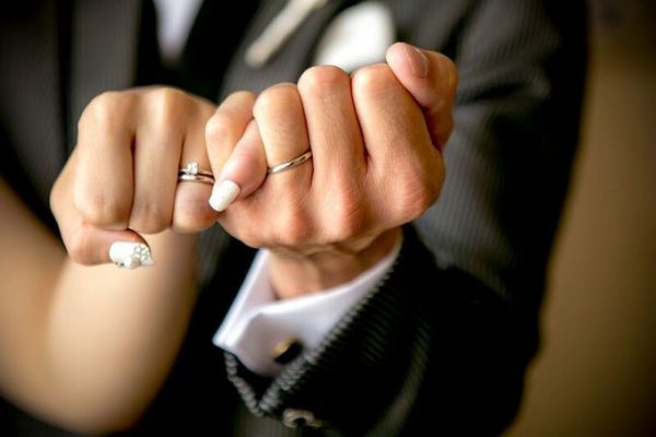 結婚指輪と新郎新婦